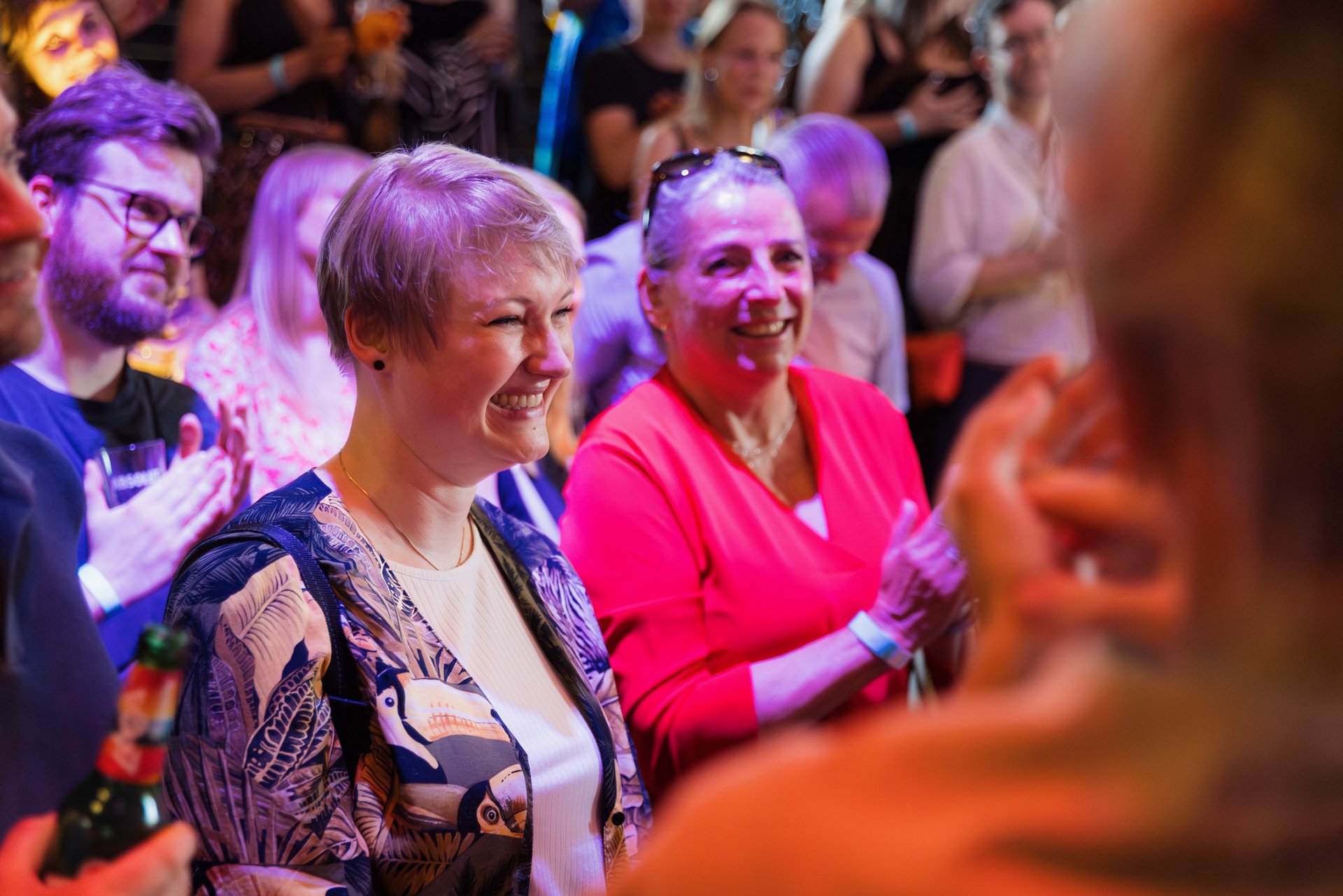 Impressionen vom Abend. Menschen lachen.