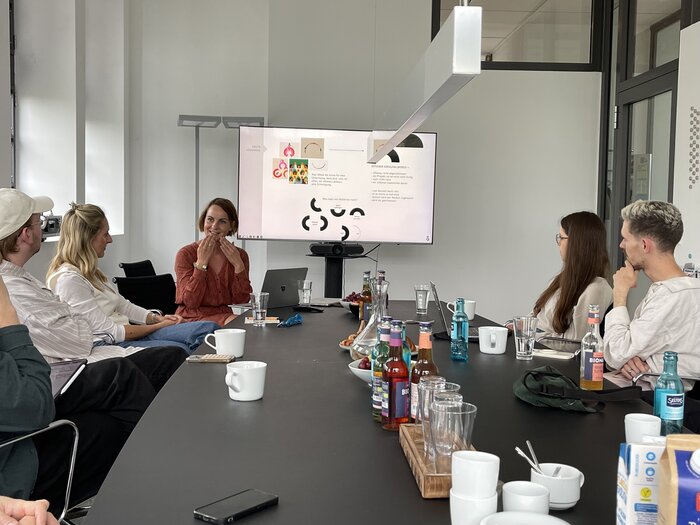Man sieht die Teams von kreHtiv, Windrich und Sörgel und BoKu und eine Präsentation der ersten Ergebnisse.
