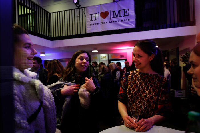 Bild von drei Frauen in einem Afterwork Ambiente an einem Stehtisch