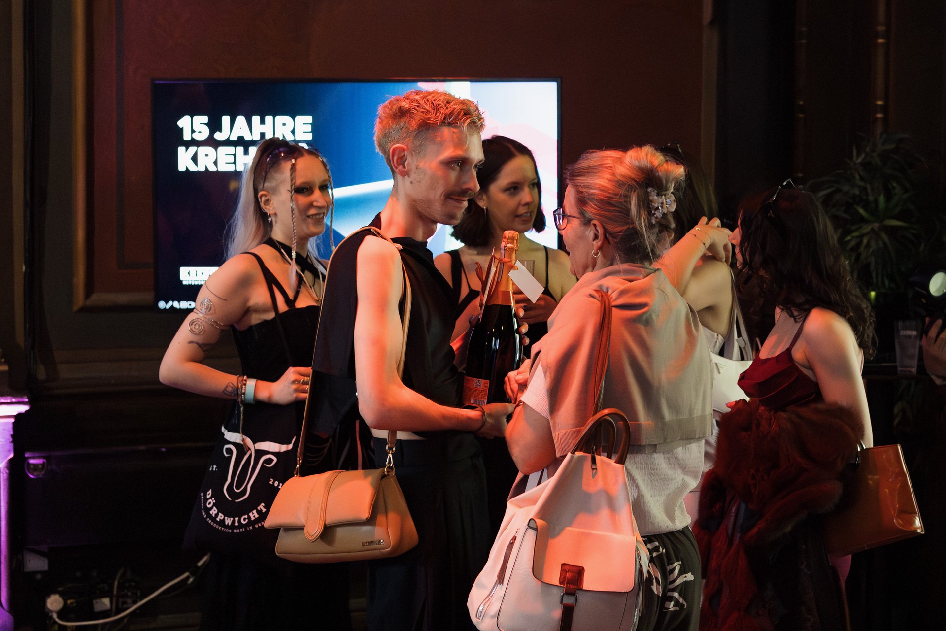 Impressionen vom Abend. Menschen treffen sich in der Cumberlandschen.