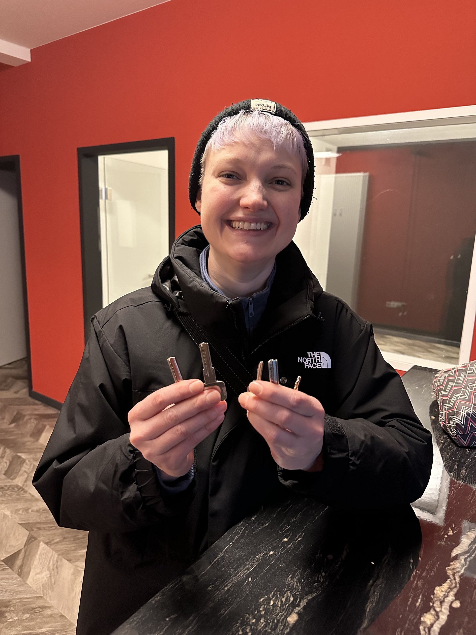 Chrissi mit Schlüsseln in der Hand.