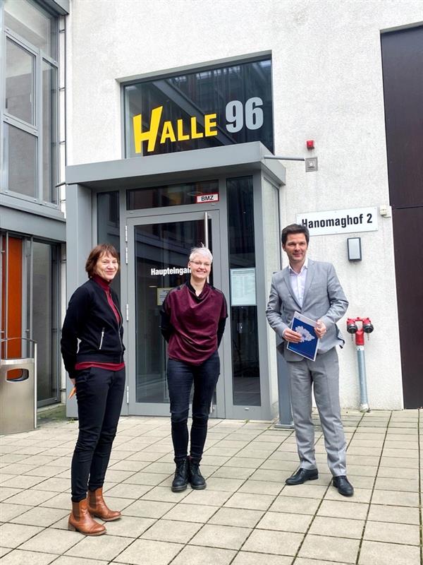 Sabine Busmann, Christine Preitauer und Regionspräsident Steffen Krach vor der HALLE96.