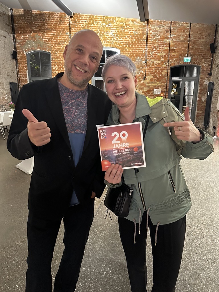 Kai und Christine lachen in die Kamera und freuen sich.